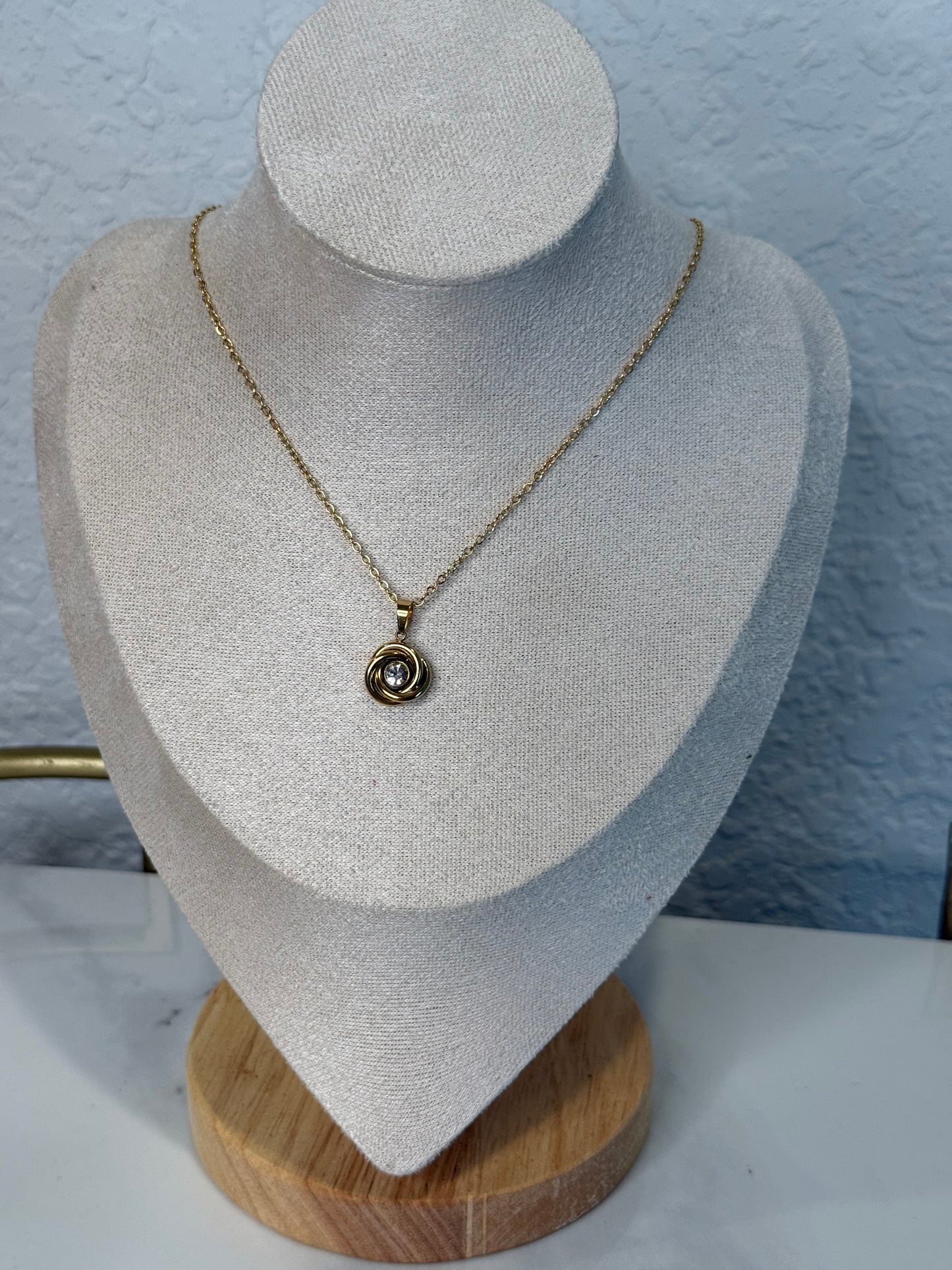 Dainty round pendant necklace